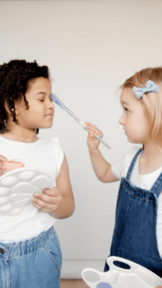 2 girls painting